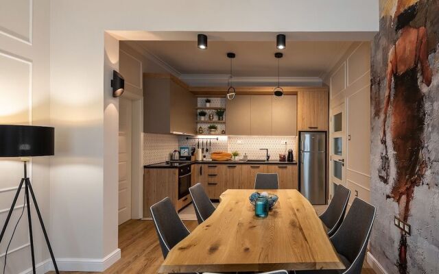 3 BDR Top Center Artistic Apartment - 115 m2
