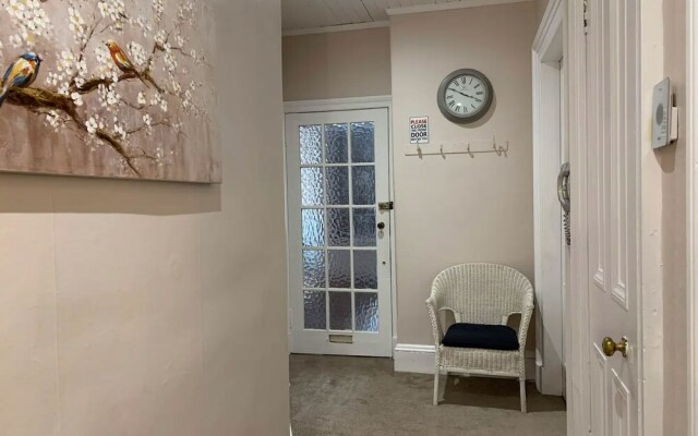 JOIVY Adorable 1 Bed Flat Near West End