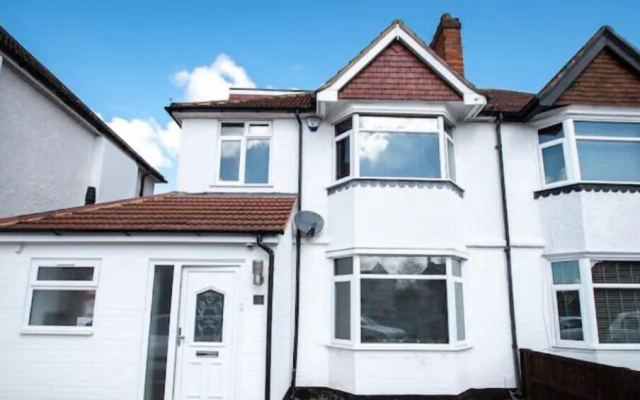 Large 6 Bedroom House With Parking
