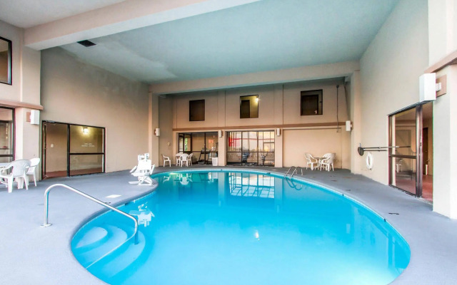 Econo Lodge Inn & Suites
