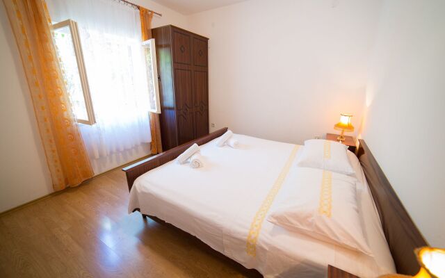 Apartment Zora - with large garden terrace: A Donji-Polanda Supetar, Island Brac