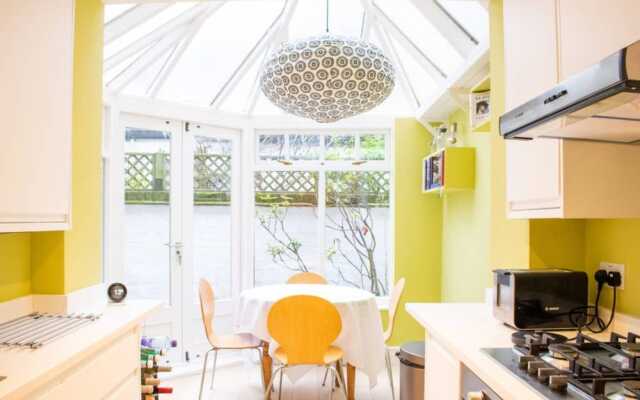 Beautiful 2 Bedroom Flat In Holland Park