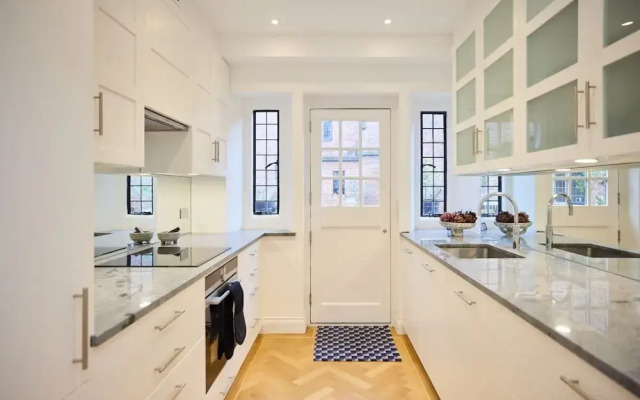 The Charm of Chelsea - Modern 4bdr With Shared Courtyard
