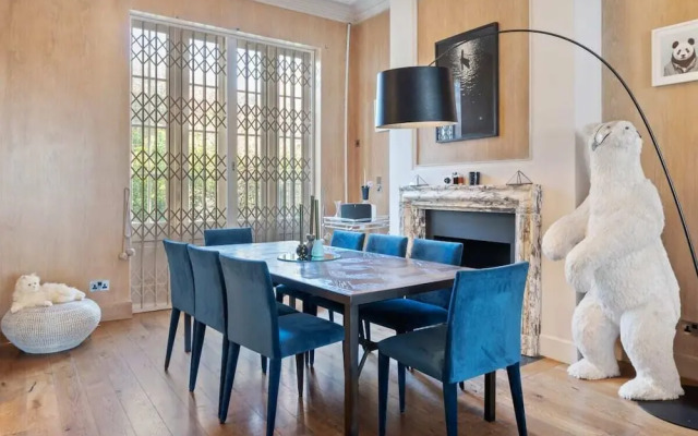 Spacious Designer 2 Bedroom Maisonette With Garden in Chelsea, London