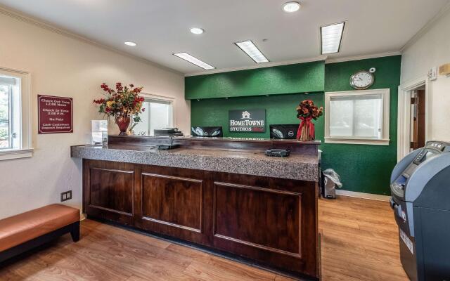 HomeTowne Studios by Red Roof Orlando South