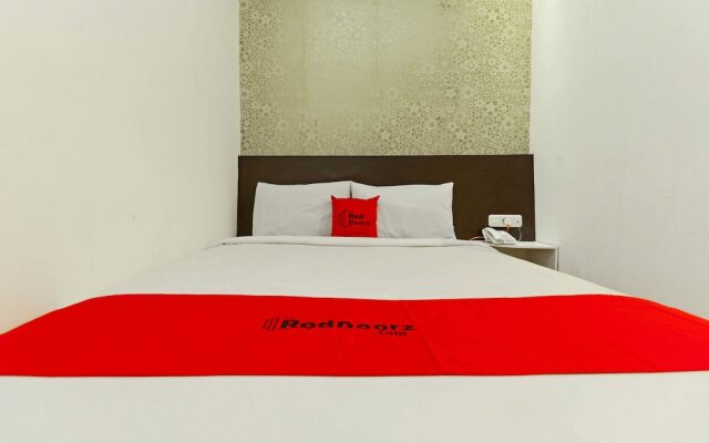 RedDoorz Plus near Fort Rotterdam
