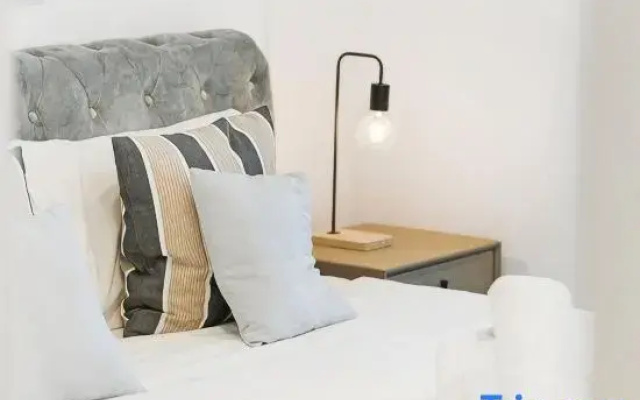 Modern 2BR with City Views & Pool Near Parramatta