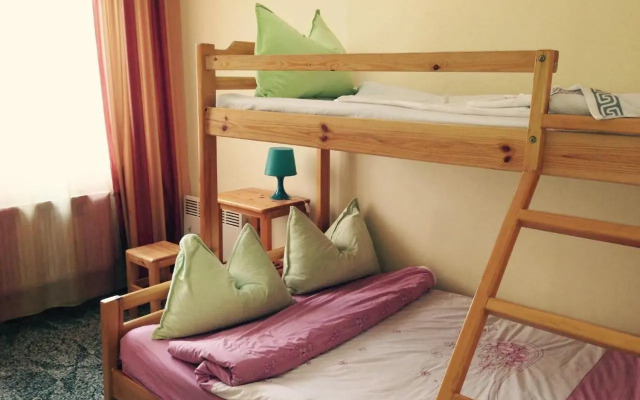 Golden Gobi Guesthouse & Tour