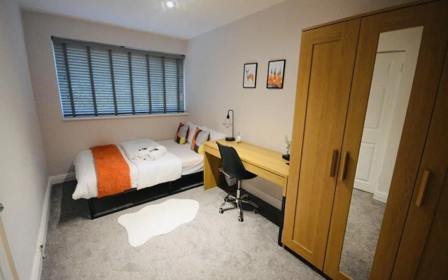 Remarkable 3-bed Ground Floor Apartment - Coventry