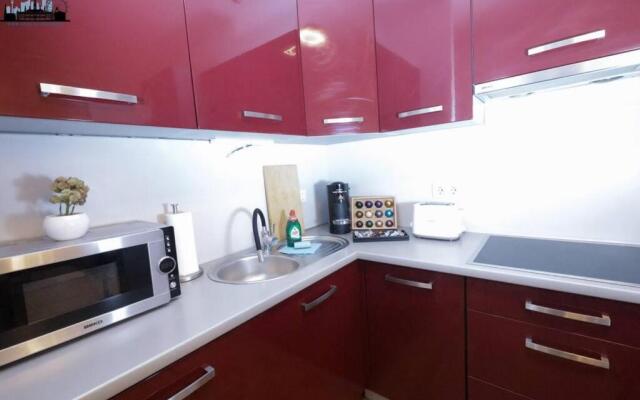 Next to City Center and Central Station, Apt. 10
