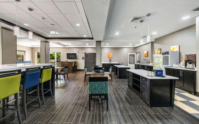 Comfort Inn & Suites Logan Near University