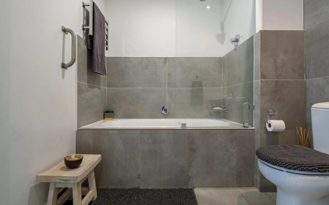 516 Point Bay - Super Stylish for Less