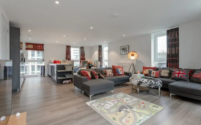 Modern 3 Bedroom Top Floor Apartment