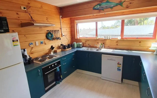 Pohutukawa Lodge by Orewa Beach
