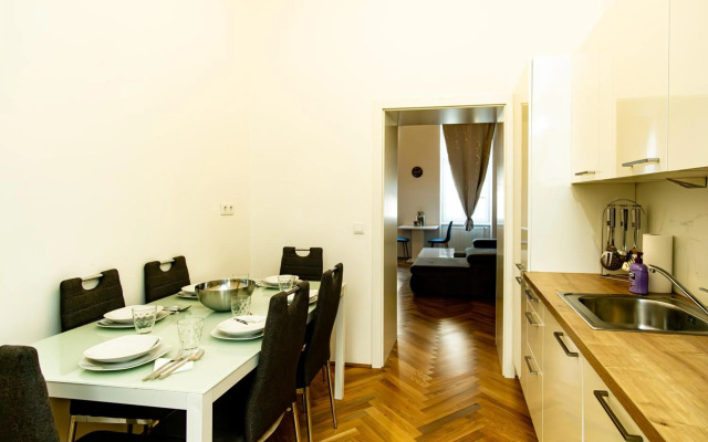 Raimond Apartment