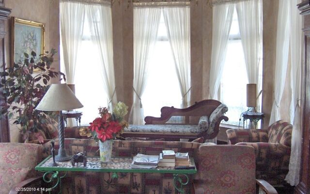 DeMontevin Lodge Hotel