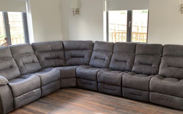 Lovely 3-bed Cabin in Meigh