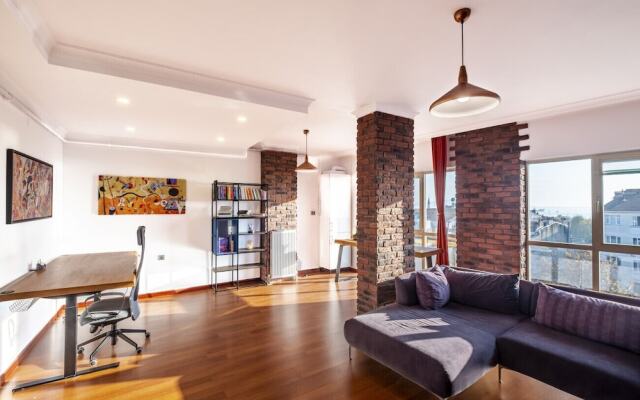 Sleek Flat Near Public Transportation in Maltepe