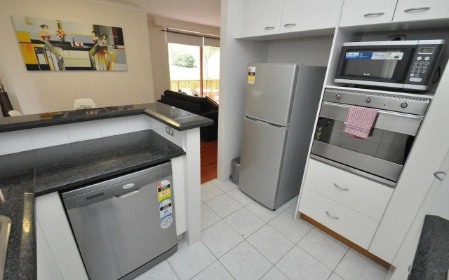 Bal 12 Foy Furnished Apartment