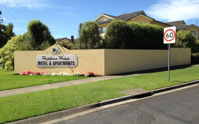 Hopkins House Motel & Apartments