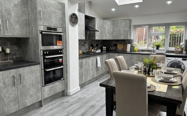 Stunning 4-bed House in Birmingham