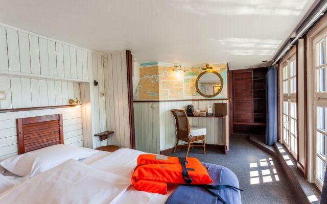 Boat Hotel De Barge
