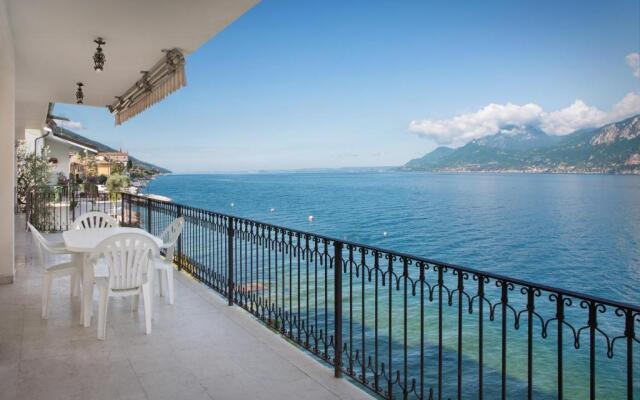 Villa Francesca-Grande appartamento in riva al lago