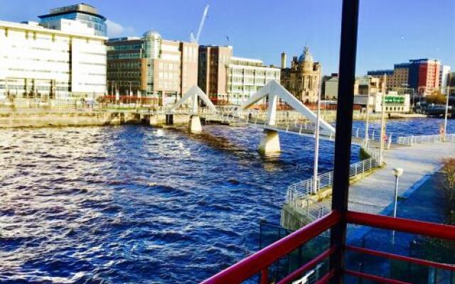 Glasgow City Centre Flat with River Views and Parking