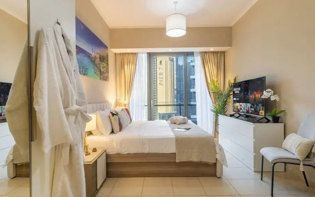 Stylish Marina-front 2BR Near Top Attractions