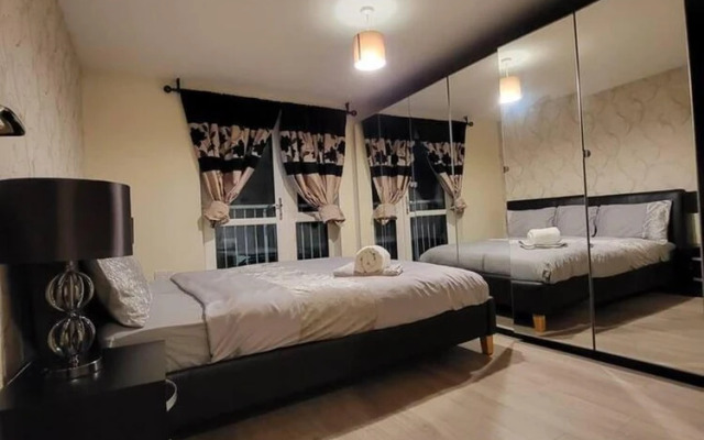 Lovely 4 Bedroom Home With Private Parking