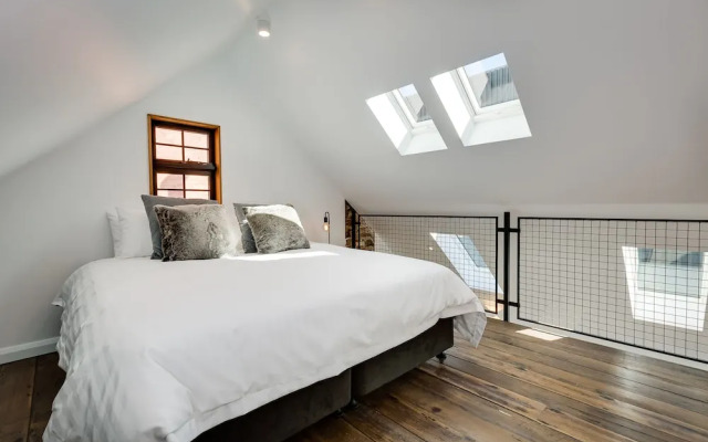 White Room Apartments