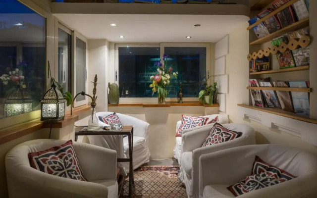 Palm Gallery Hotel