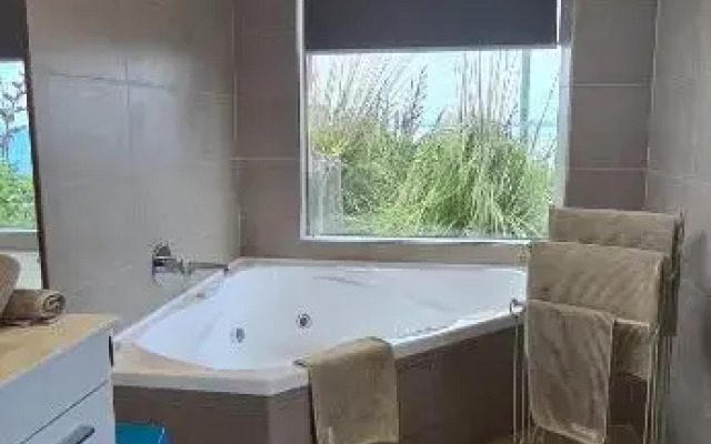 Kaka Point Luxury Spa Accommodation