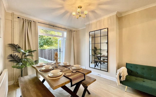 Stylish 3-bed House in Hornchurch - Free Parking