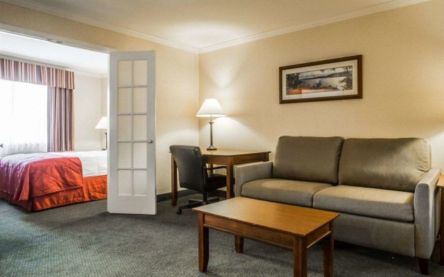 Clarion Inn & Suites at the Outlets of Lake George