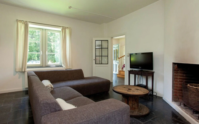 With Billiards, Table Tennis and Collection of Modern art in a Rural Setting - фото 5