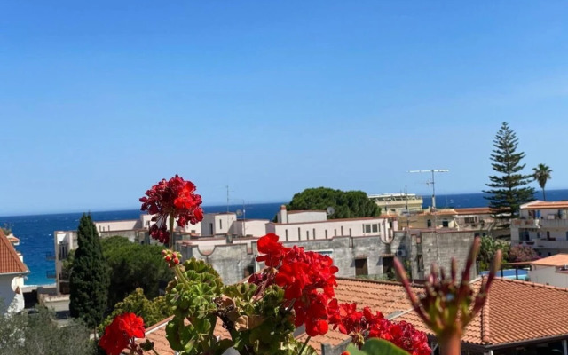 Lovely 2-bed Apartment in Giardini Naxos