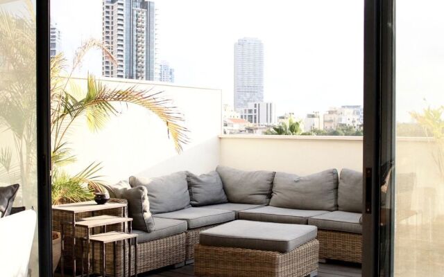 Stunning Duplex Near the Sea