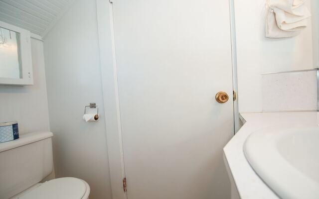 The Hamptons 2 Br cottage by RedAwning