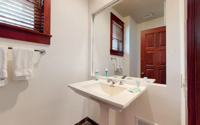 Timbers 15 Private Hot Tub, 2 Car Garage, Washer Dryer, Large Townhouse by RedAwning