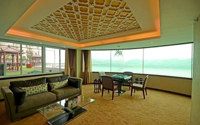 Hongqiao Holiday Hotel
