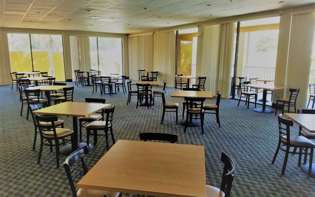 Days Inn & Suites by Wyndham Clermont