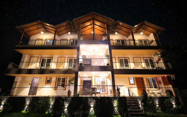 The Hoften Snowia Luxury Stay Near Bhalugarh Waterfall