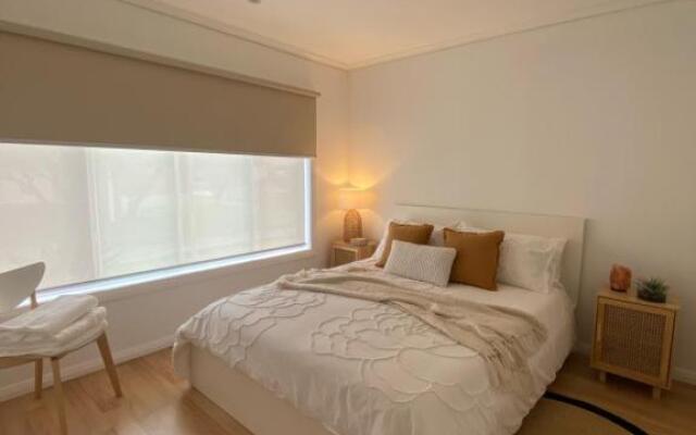 Luxurious Bayside Retreat, 2 min walk to the beach