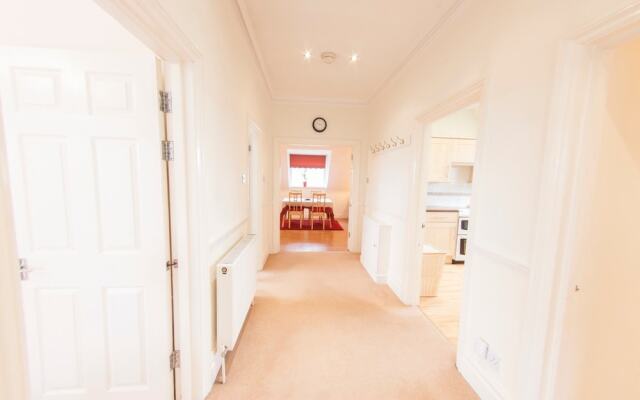 Bright, Airy 2BR Ealing Broadway Flat for 4