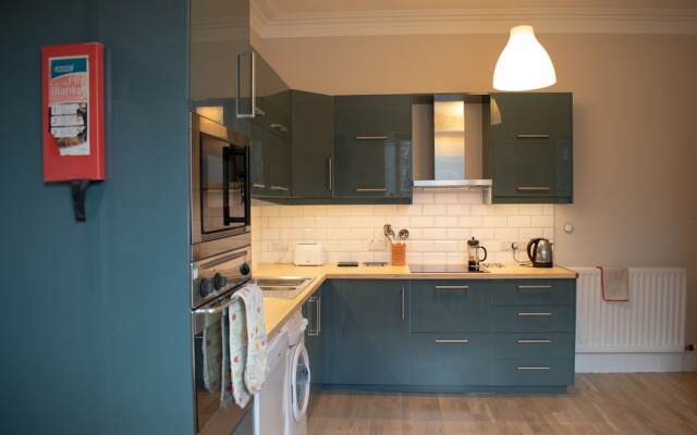 Traditional 3 Bedroom Apartment in Central Edinburgh