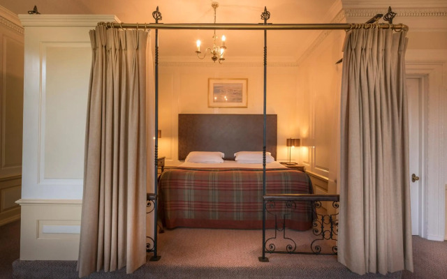 Macdonald Elmers Court Hotel