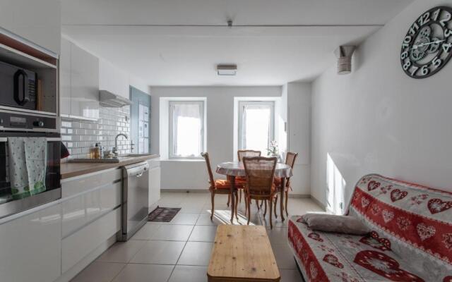 Rez-de-chaussée centre ville d'Embrun 3 étoiles