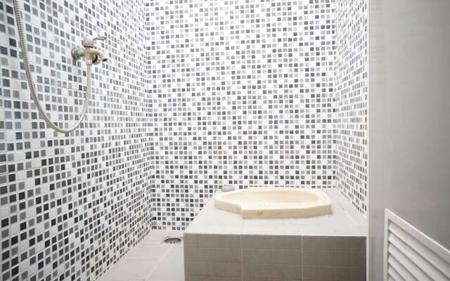 OYO Life 93017 Kost H Soeroso