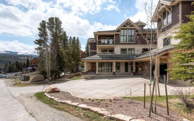 Tyra Riverbend 111 Condo by RedAwning